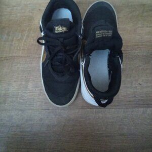 Nike Basketball Boys Team Hustle Black And Gold Sneakers